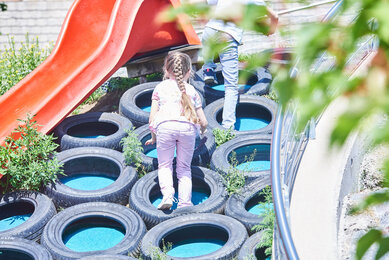 Kinder am Spielplatz beim Bio-Gasthaus Leibspeis' | © SONNENTOR/@nudlholz.at