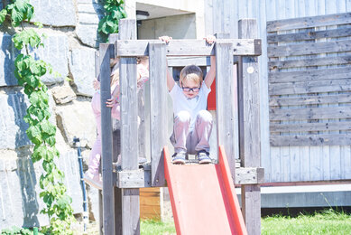 Kinder beim Spielen im Bio-Bengelchen Garten | © SONNENTOR/@nudlholz.at