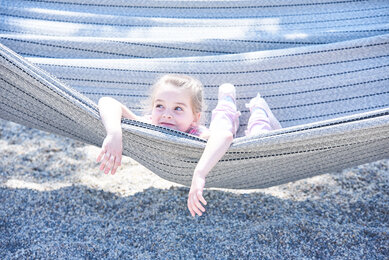 Spaß in der Riesenhängematte am Spielplatz neben dem Bio-Gasthaus | © SONNENTOR/@nudlholz.at