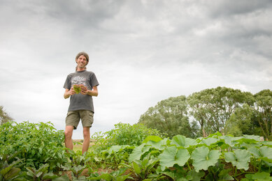 Frei-Hof Bauer Andreas Voglgruber im Permakultur-Garten | © SONNENTOR