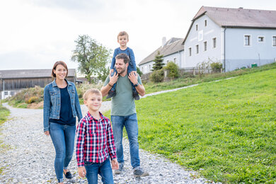 Eine Familie beim Spazieren über das Frei-Hof Gelände | © Waldviertel Tourismus, Studio Kerschbaum