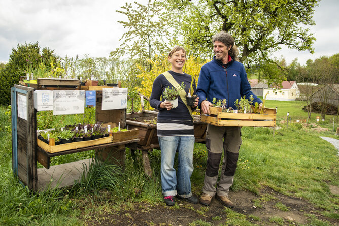 Sigrid und Andi am Pflanzen-Verkaufsstand des Frei-Hof's | © SONNENTOR