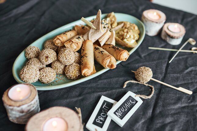 Auf dem Foto sieht man eine längliche Schale mit allerlei kleinen Silvester Snacks. | © SONNENTOR