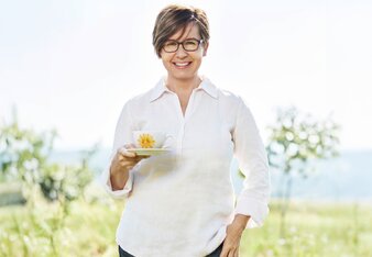 Edith Gutmann - SONNENTOR | © SONNENTOR Edith Gutmann - Miteigentümerin von SONNENTOR mit dem SONNENSCHEINCHEN | © SONNENTOR