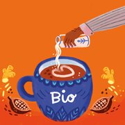 Illustration mit orangem Hintergrund, auf der eine blaue Teetasse mit Rooibos Chai abgebildet ist. Jemand mischt Milch in die Tasse. Neben der Tasse sind Kakaoschalen und Ingwerwurzeln zu sehen. | © SONNENTOR