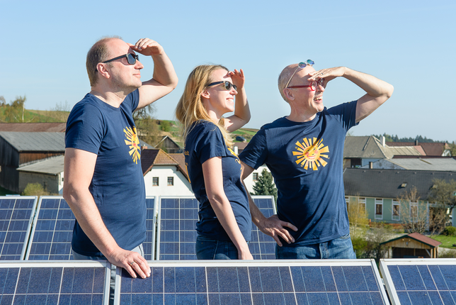 Auf dem Foto ist Johannes Gutmann mit zwei weiteren SONNENTOR Mitarbeitern zu sehen, wie sie in die Sonne sehen. | © SONNENTOR