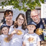 Das Foto zeigt Edith und Hannes Gutmann mit ihren drei Kindern.  | © SONNENTOR