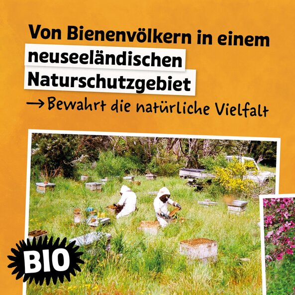 Arrangement mit Südseemyrte und Foto von Imkern auf orangem Hintergrund mit dem Schriftzug: "Von Bienenvölkern in einem neuseeländischen Naturschutzgebiet - bewahrt die natürliche Vielfalt".