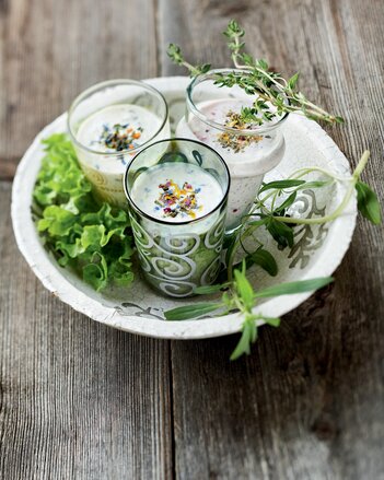 Auf dem Foto sieht man drei Gläser mit Joghurt Dressing. Neben den Gläsern liegt Salat. | © SONNENTOR