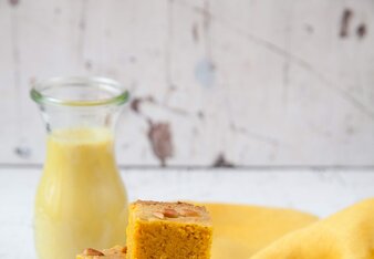 Auf dem Foto sind mehrere Stück Sfouf übereinander gestapelt zu sehen. Der Kuchen ist mit Pinienkernen verfeienert. | © SONNENTOR