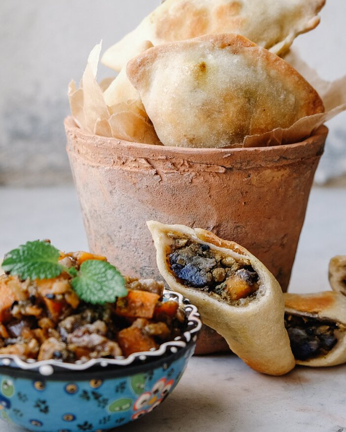 Samosas mit Safran-Gemüse und Birnen Relish - SONNENTOR.com