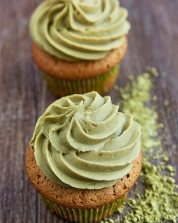 Auf dem Foto sind zwei Cupcakes zu sehen. Darauf haben sie ein grünes Matcha Frosting. | © SONNENTOR