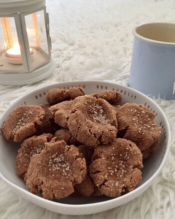 Auf dem Foto ist eine Schale Snickerdoodles zu sehen. Dahinter sind eine Tasse Tee und ein Teelicht zu sehen. | © SONNENTOR