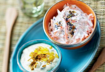 Auf dem Foto sind zwei Schälchen mit Schutzengel Joghurt Dip zu sehen. Dahinter sieht man ein Glas Erfrischungsgetränk. | © SONNENTOR