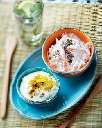 Auf dem Foto sind zwei Schälchen mit Schutzengel Joghurt Dip zu sehen. Dahinter sieht man ein Glas Erfrischungsgetränk. | © SONNENTOR