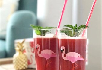 Auf dem Foto sind zwei Gläser Melonen-Minz-Limonade zu sehen. Auf den Gläsern ist ein Flamingo zu sehen. | © SONNENTOR