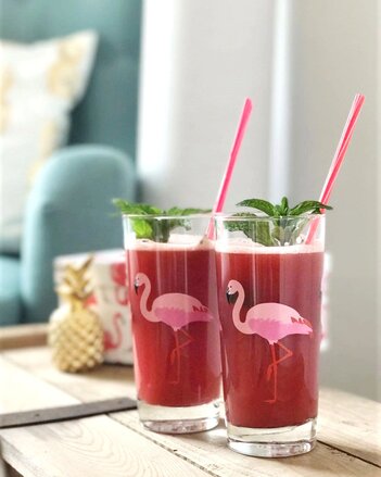 Auf dem Foto sind zwei Gläser Melonen-Minz-Limonade zu sehen. Auf den Gläsern ist ein Flamingo zu sehen. | © SONNENTOR