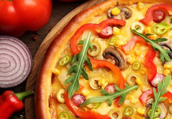 Foto von der bunten Bengelchen Pizza. Auf der Pizza sind Paprika, Rucola, Oliven, Pfefferoni und Champignons. | © SONNENTOR