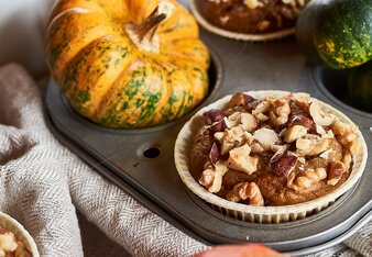 Auf dem Foto sind Pumpkin Spice Muffins zu sehen. Rundherum sind überall Kürbisse zu sehen. | © SONNENTOR