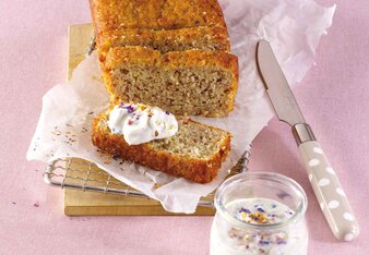 Auf dem Foto ist Bananenbrot zu sehen. Davor sieht man einen hellen Aufstrich. | © SONNENTOR