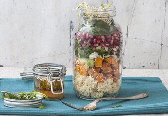 Auf dem Foto ist ein Glas mit dem bunten Gute Laune Shaking-Salad zu sehen.  | © SONNENTOR