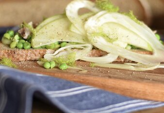 Auf dem Foto ist ein Brot zu sehen, das mit Apfel, Erbsen und Fenchel belegt ist. | © SONNENTOR