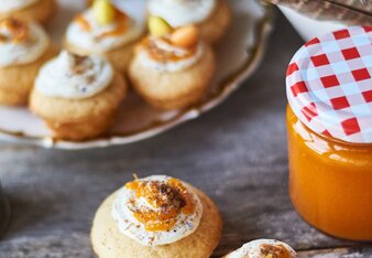 Auf dem Foto ist eine Etagere zu sehen mit vielen Cupcakes darauf. Daneben steht ein Marmeladen Glas und auch Federn sind zu sehen. | © SONNENTOR