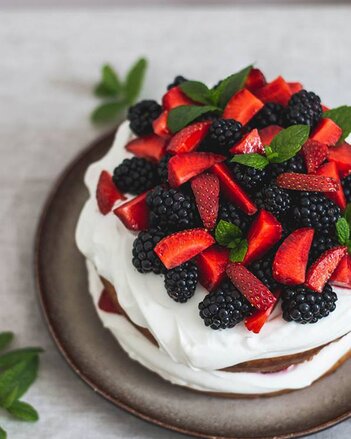 Auf dem Foto ist eine Kardamom Torte mit Topfen zu sehen. Als Topping wurden frische Früchte verwendet. | © SONNENTOR