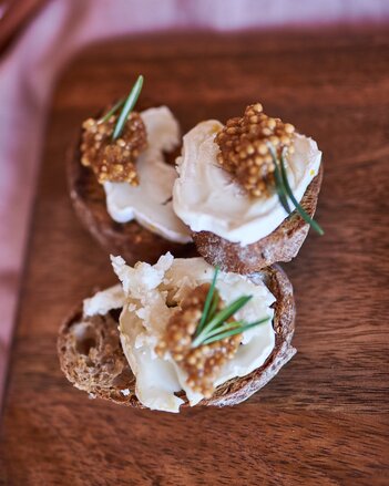 Auf dem Foto sind zwei Crostini mit Ziegenkäse und Feigensenf darauf zu sehen. | © SONNENTOR