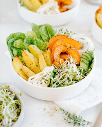 Auf dem Foto sieht man eine Bowl mit vielerlei Gemüse, Salat und Kräutern. Im Hintergrund sieht man noch eine Schüssel. | © SONNENTOR