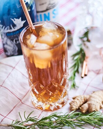 Auf dem Foto ist ein Glas Waldviertler Mule zu sehen. Neben dem Glas sind Rosmarin und eine Ingwerknolle zu sehen. | © SONNENTOR