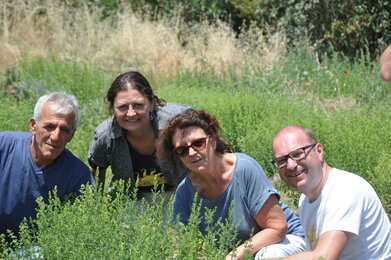 SONNENTOR Mitarbeiter auf Besuch am Feld in Griechenland | © SONNENTOR