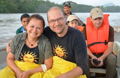 Auf dem Foto sind Gerti und Gerhard auf einem Boot zu sehen. | © SONNENTOR