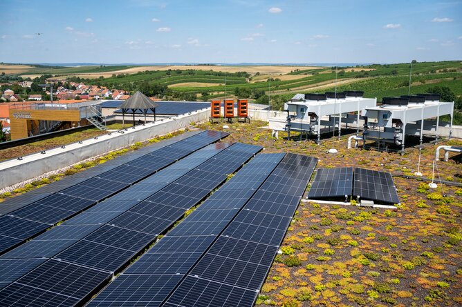Fotovoltaika a včelí úly | © SONNENTOR Fotovoltaické panely a včelí úly na střeše budovy Solis. | © SONNENTOR
