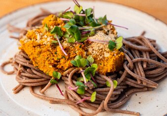 Buchweizenpasta mit selbstgemachtem Karotten-Pesto | © SONNENTOR