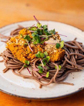 Buchweizenpasta mit selbstgemachtem Karotten-Pesto | © SONNENTOR