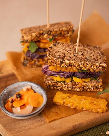Sandwich mit Tempeh und selbstgemachtem Curry-Linsen-Aufstrich  | © SONNENTOR