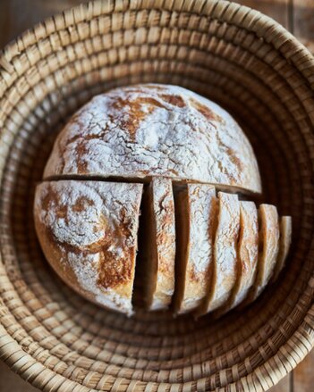 Auf dem Foto ist ein Dinkel-Sauerteigbrot in einem Korb zu sehen. | © SONNENTOR