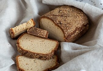 Auf dem Foto sieht man einen Korb mit aufgeschnittenem Weißbrot darin.  | © SONNENTOR