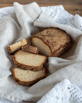 Auf dem Foto sieht man einen Korb mit aufgeschnittenem Weißbrot darin.  | © SONNENTOR