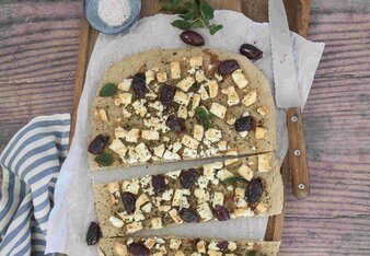 Foto vom glutenfreien Focaccia. Belegt mit Schafkäse und Oliven.  | © SONNENTOR