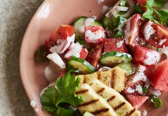 Auf dem Foto sieht man einen Teller mit Tomatensalat mit Wassermelonen. Darauf ist frische Petersilie zu sehen. | © SONNENTOR