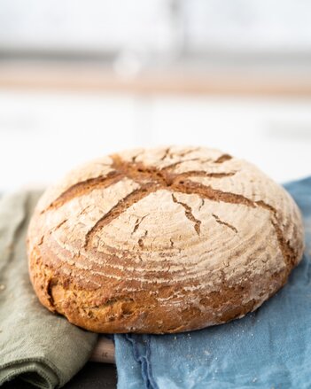 Auf dem Foto ist ein Laib Weizen-Roggenmischbrot zu sehen. | © SONNENTOR