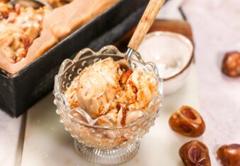 Auf dem Foto ist eine Schale mit Salted Caramel Eis zu sehen. Dahinter sieht man eine ganze Form voll mit Eis. | © SONNENTOR