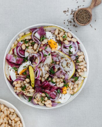 Birnen Bohnen Salat mit Ei und Kümmel-Dressing  | © SONNENTOR