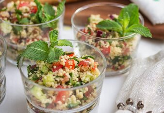 Das Taboule ist in kleinen Gläsern angerichtet und mit Minzblättern dekoriert.  | © SONNENTOR