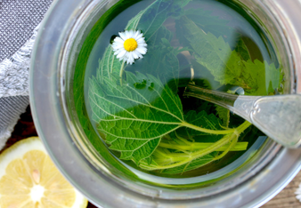 Auf dem Foto ist ein Glas mit selbstgemachter natürlicher Kräuterspülung zu sehen. | © SONNENTOR