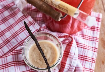 Auf dem Foto sieht man ein Glas mit selbstgemachten Vanillepudding. Darauf liegt eine Vanilleschote. | © SONNENTOR