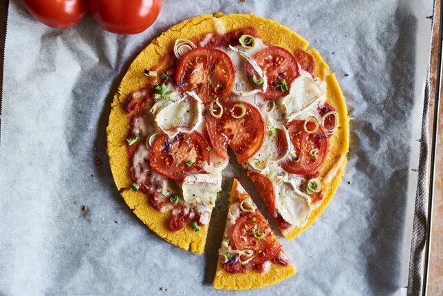 Auf dem Foto ist eine glutenfreie Pizza belegt mit Tomaten zu sehen. | © SONNENTOR