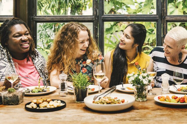 Auf dem Foto sind mehrere Frauen an einem Tisch sitzend zu sehen. Vor ihnen stehen verschiedenste Gerichte. | © SONNENTOR